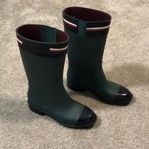 Preowned HILFIGER - Talisa rubber boots matte green w black shiny toe - size 8